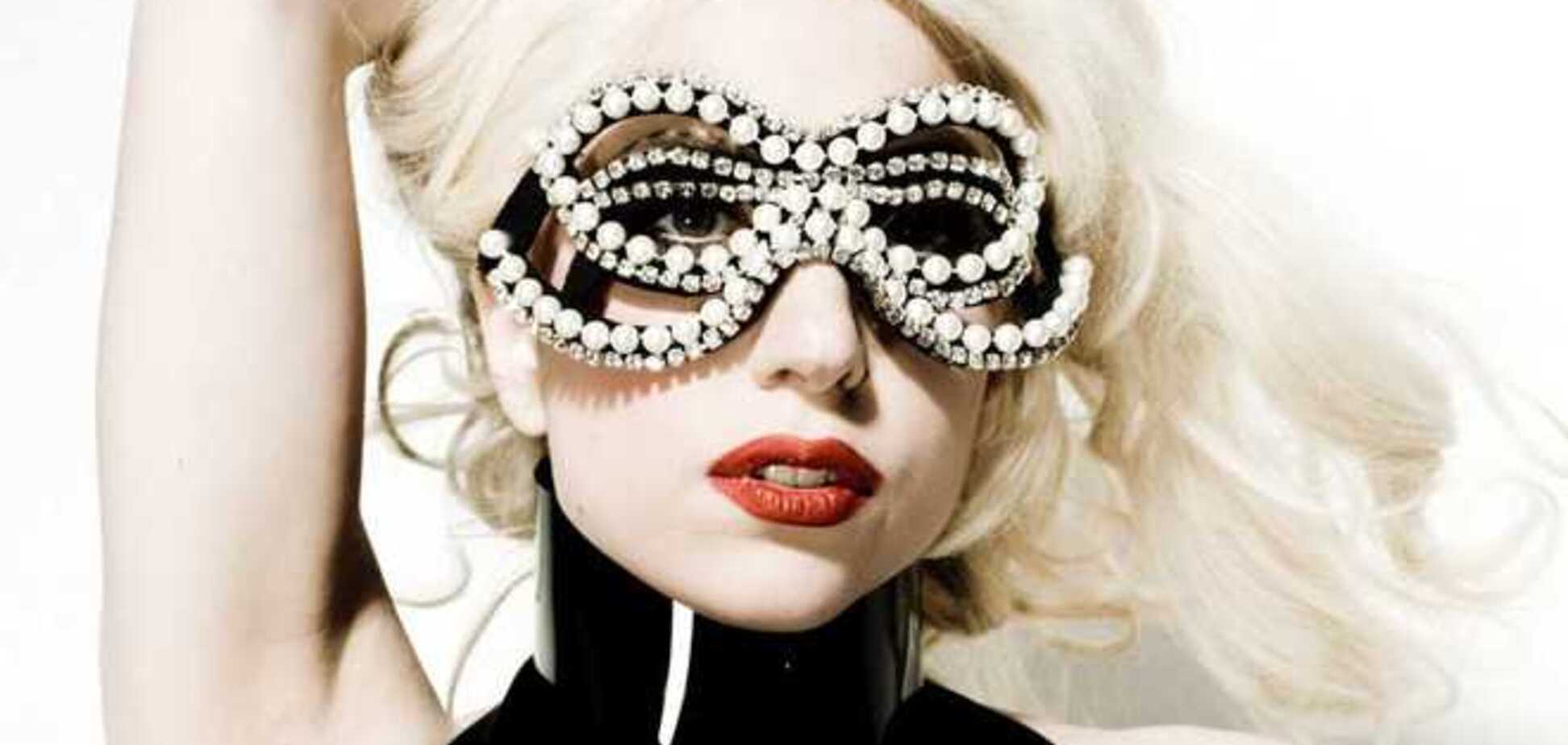 Леди Гага показала, как занимается йогой в одних стрингах