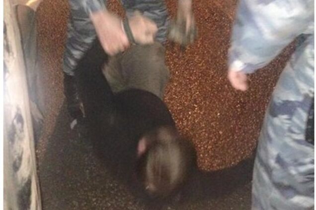 Украинского журналиста и волонтера избили на посту ГАИ за Харьковом: фото с места событий