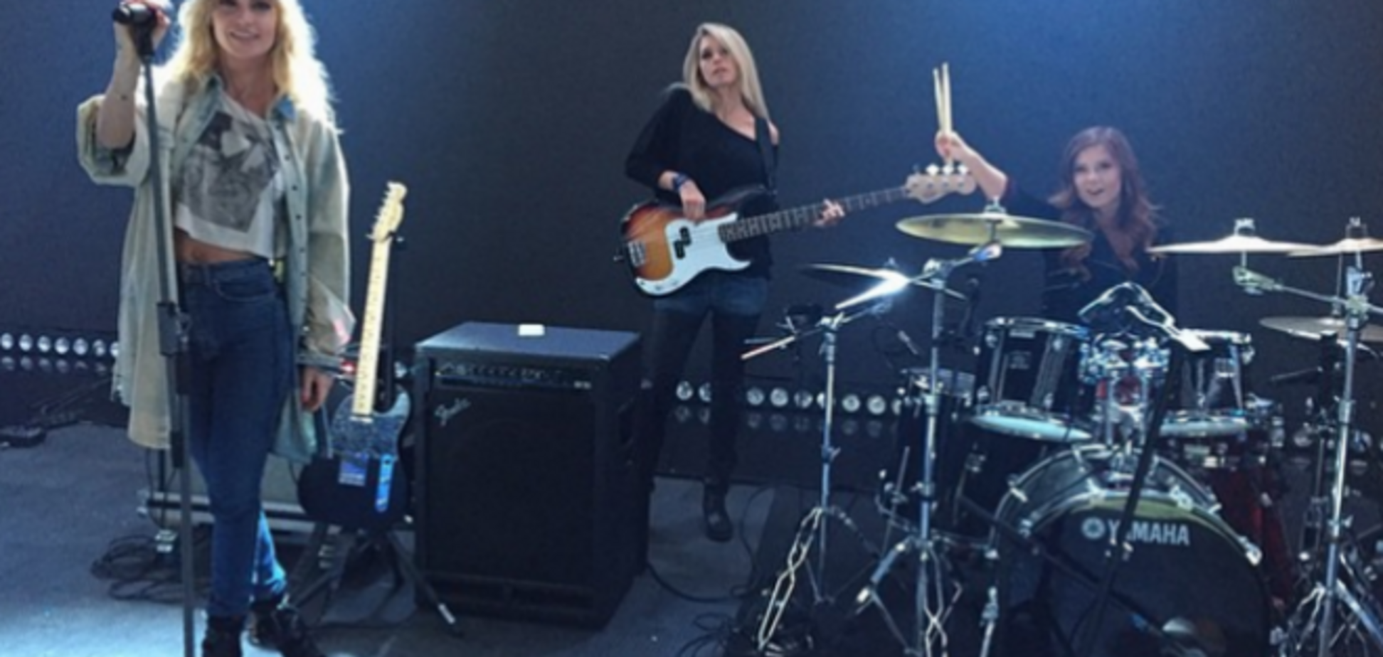 Вера Брежнева, Глюк’oZa и Юля Савичева организовали антикризисное трио