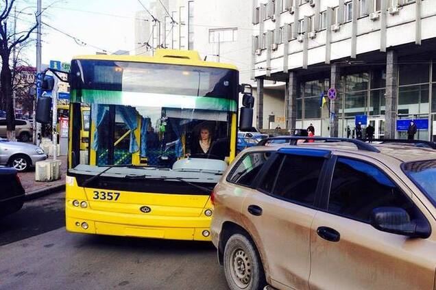 Чудаки нашего города. Киевлянин перекрыл движение своим авто и ушел: опубликованы фото