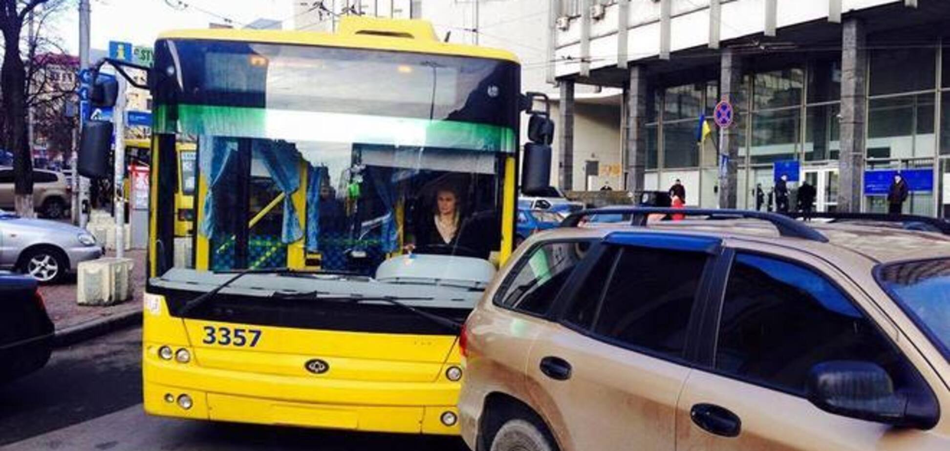 Чудаки нашего города. Киевлянин перекрыл движение своим авто и ушел: опубликованы фото