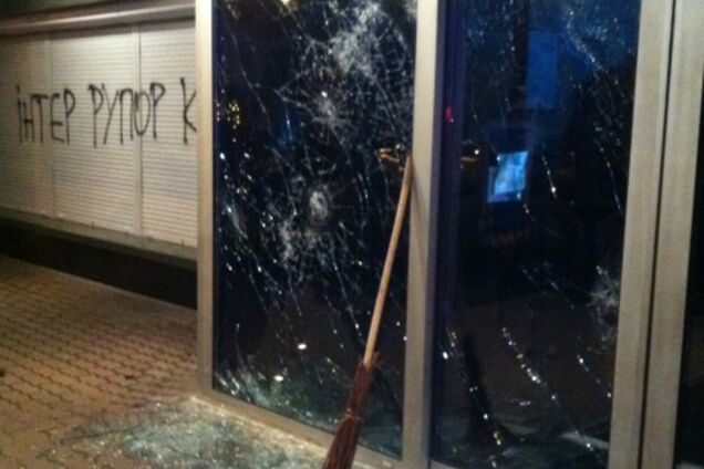 'Интер' забросали камнями: фото после нападения на офис