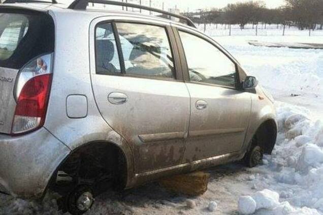 В Одессе застрявшие в снегу авто разграбили: фото и видео с места преступления