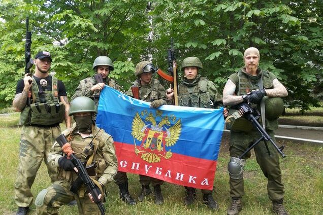 Навальный бежит в женском платье после первых же залпов