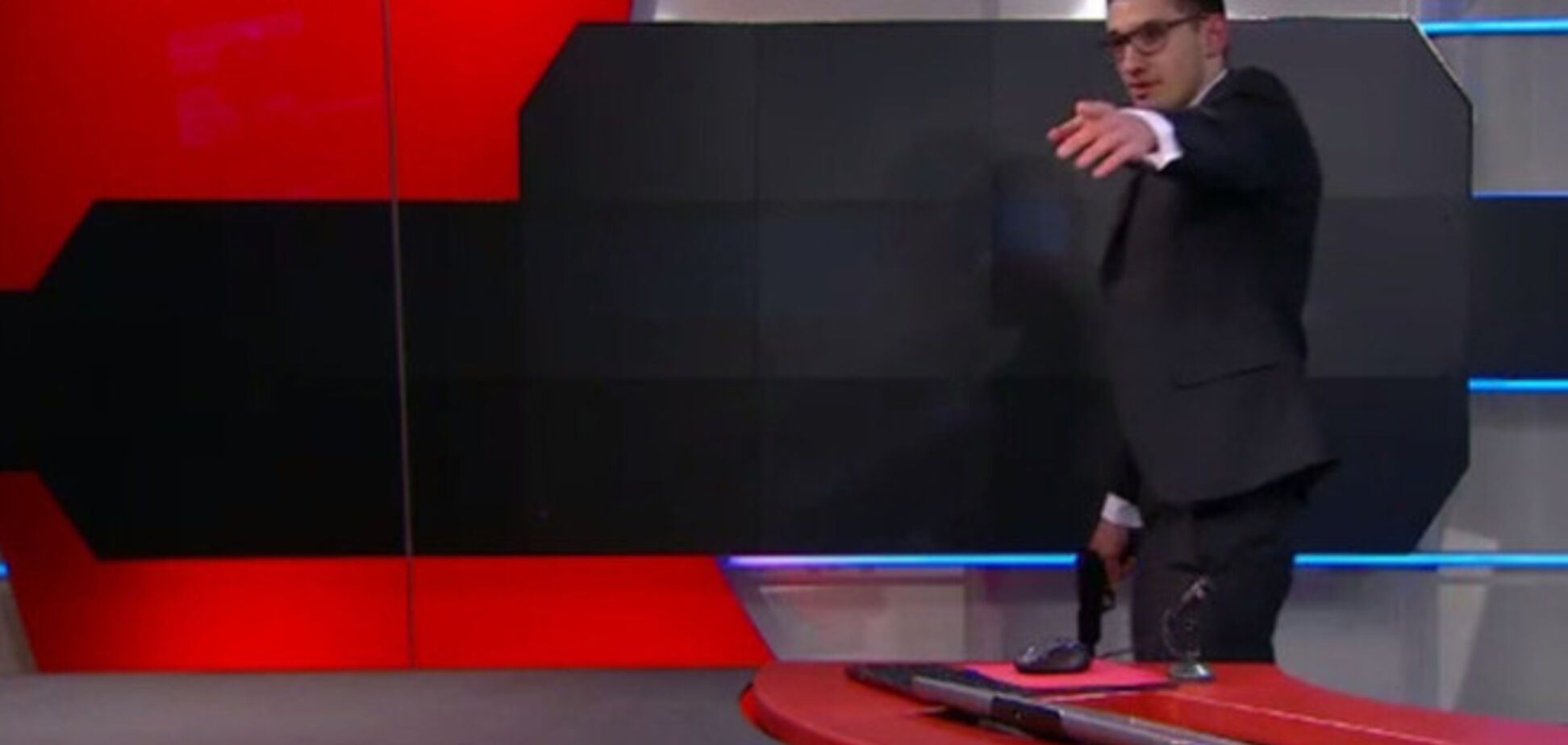 Парень с пистолетом ворвался в здание телеканала в Голландии, сорвав прямой эфир. Фото- и видеофакт