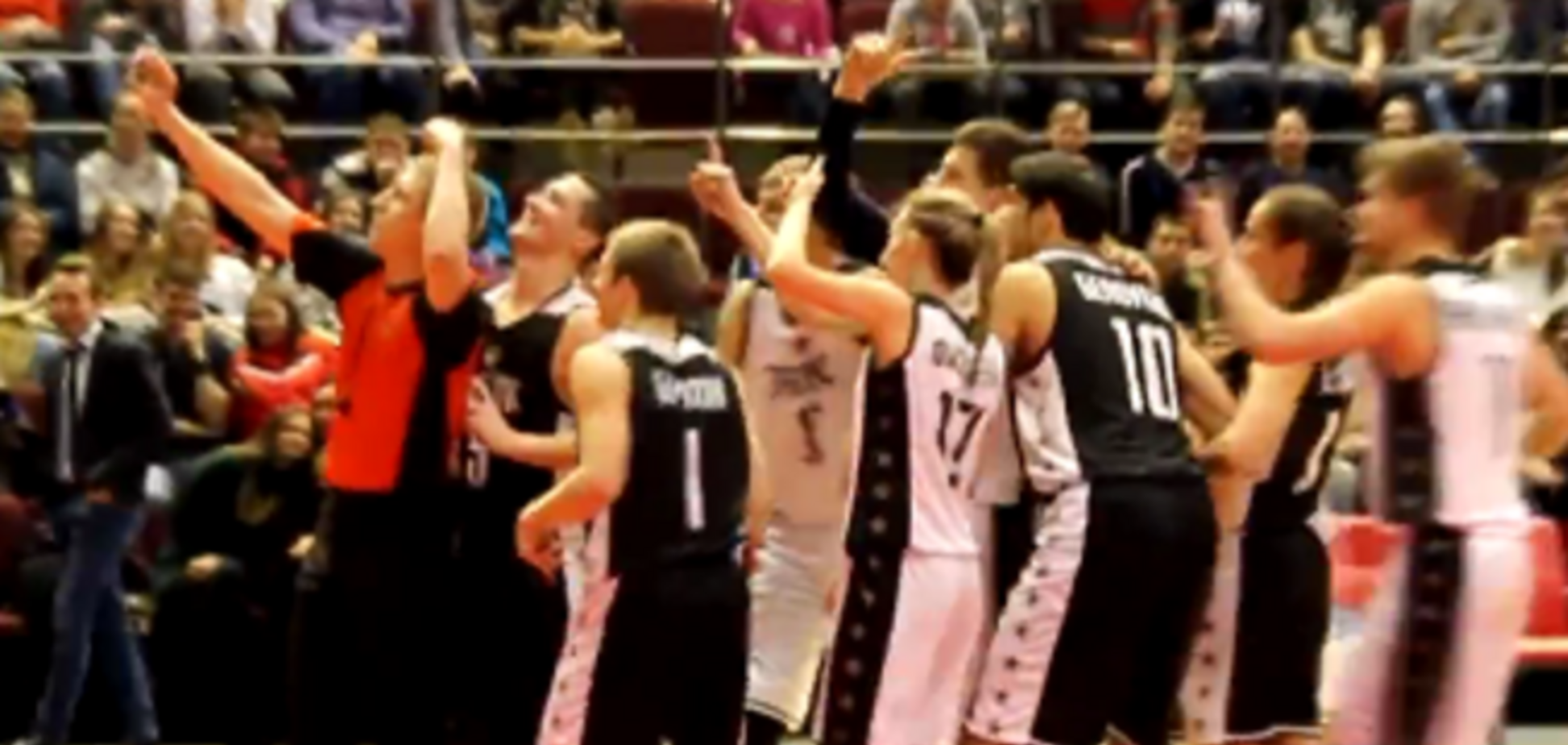 В России судья остановил матч ради селфи с игроками: фото и видео курьеза