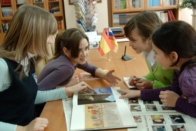 Депутаты Госдумы добрались до школьников: 'изучение иностранных языков может уничтожить Россию'