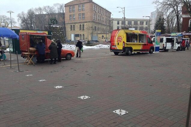 В Киеве спилили столбики 'от автоМАФов' и развернули торговлю перед метро: фотофакт