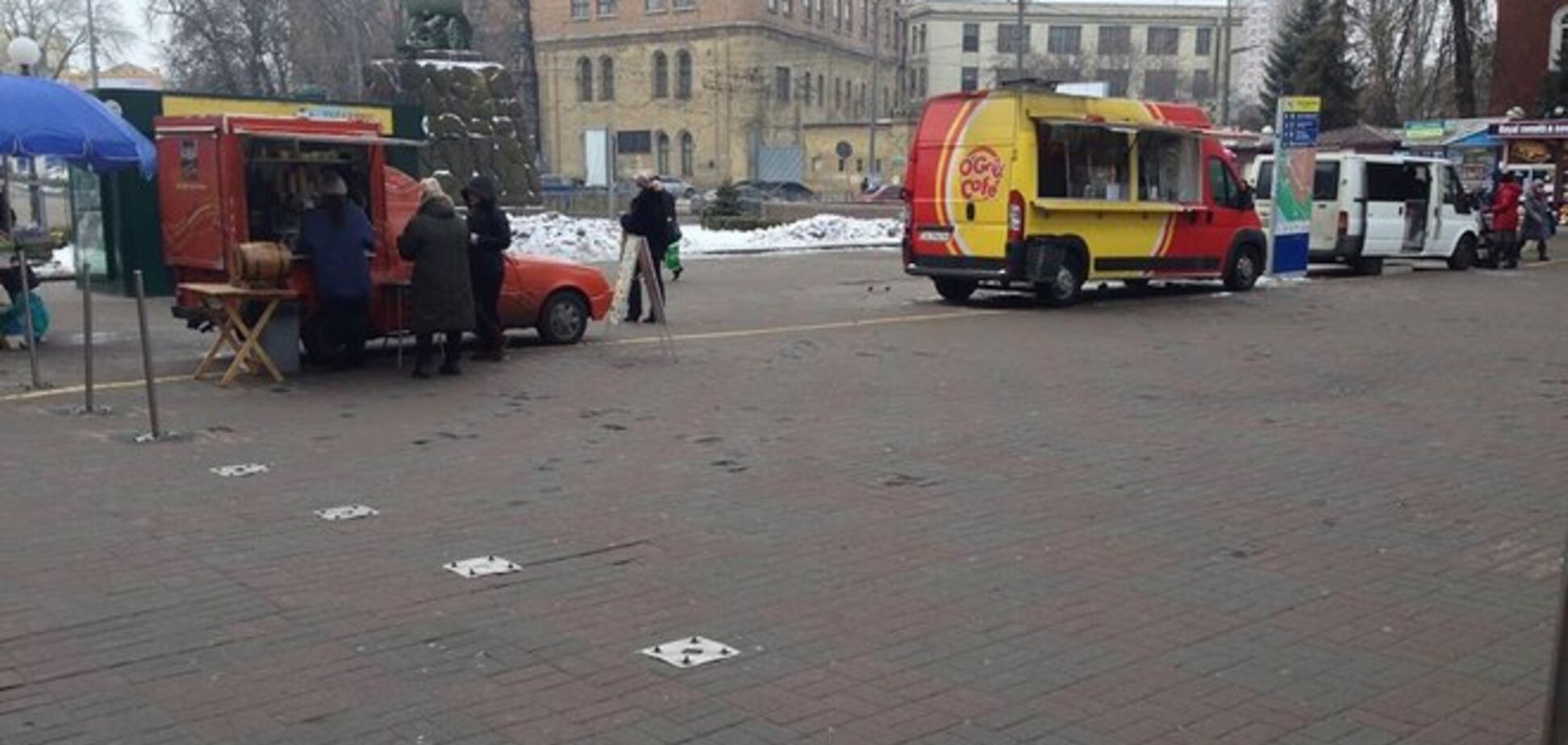 У Києві спиляли стовпчики 'від автоМАФів' і розгорнули торгівлю перед метро: фотофакт