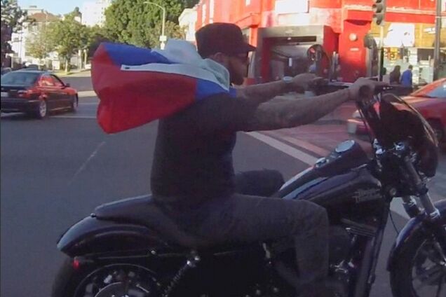 Скандалист Тимати проехался по Голливуду на байке с флагом России
