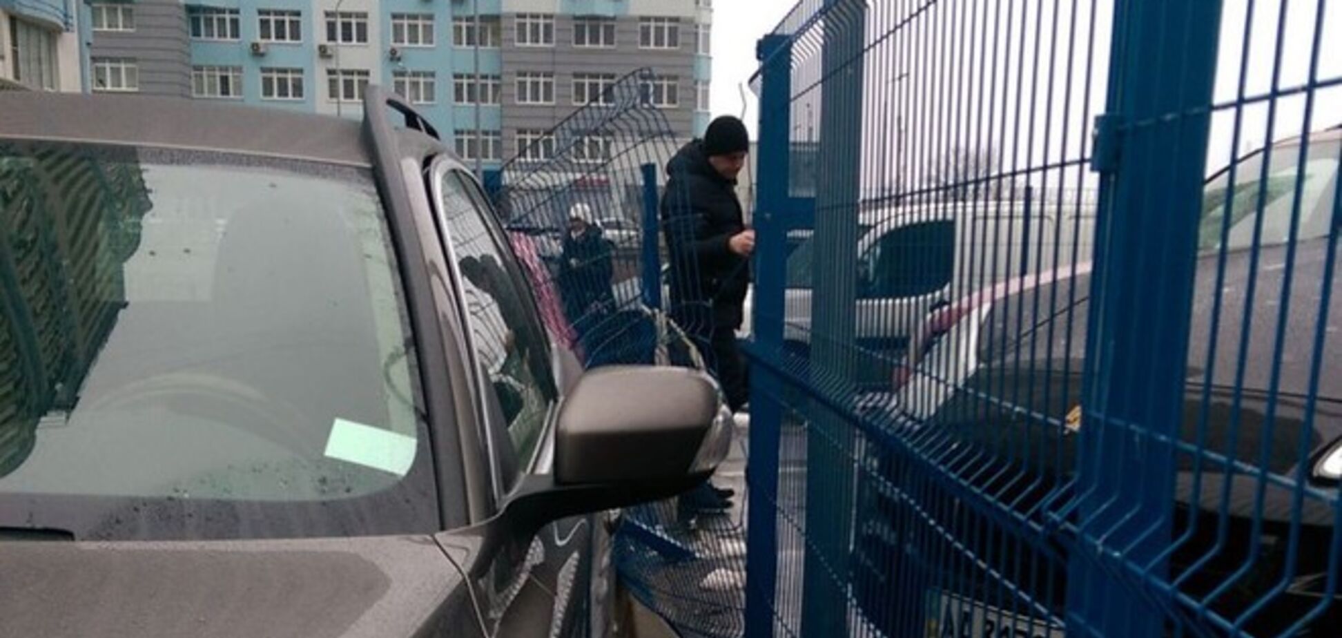 В Киеве девушка на джипе протаранила забор: опубликованы фото