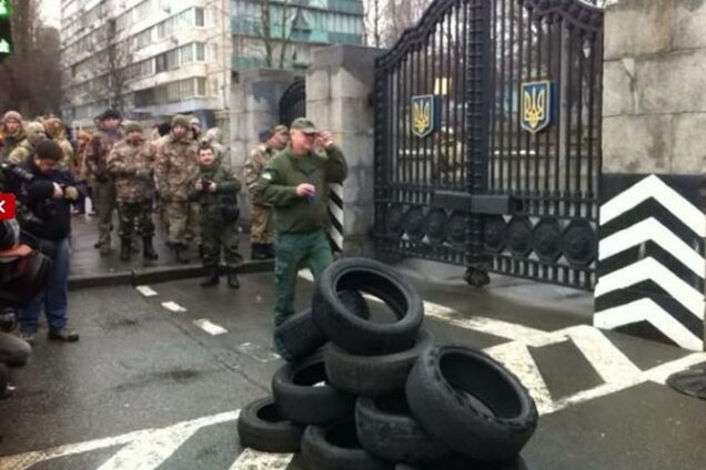 'Айдаровцы' принесли под Минобороны шины: опубликованы фото