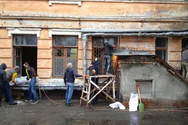 Сотни киевлян пришли помогать госпиталю для бойцов АТО: опубликованы фото