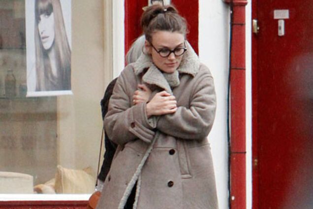 Беременная Кира Найтли одевается как беспризорник