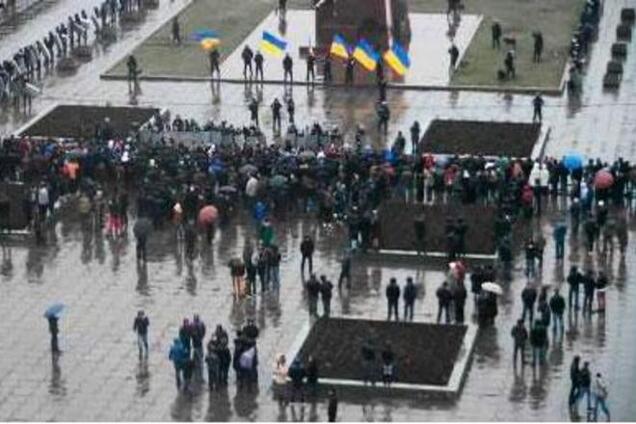 В Запорожье активисты собрались сносить 16-тонный памятник Ленину: онлайн-трансляция