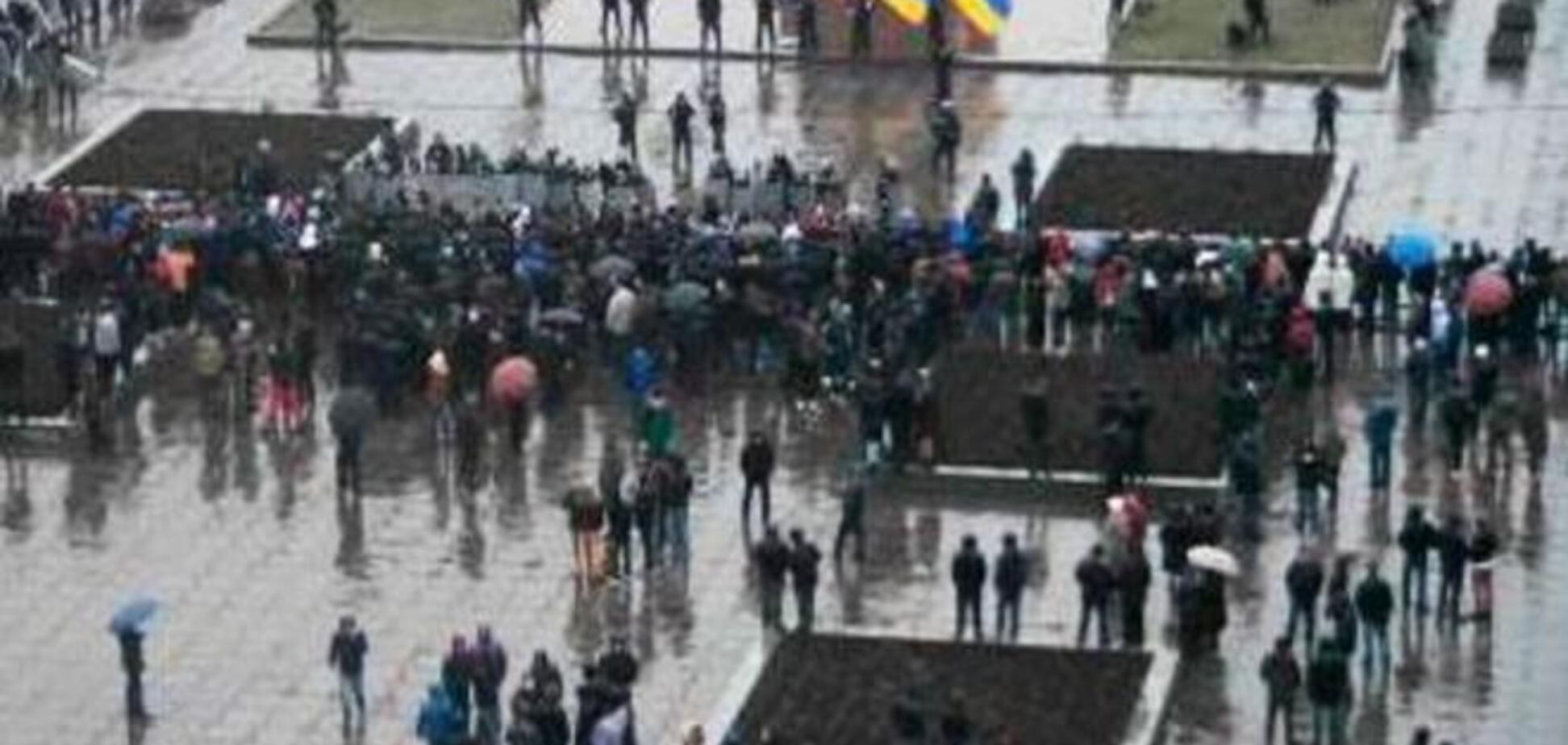 В Запорожье активисты собрались сносить 16-тонный памятник Ленину: онлайн-трансляция