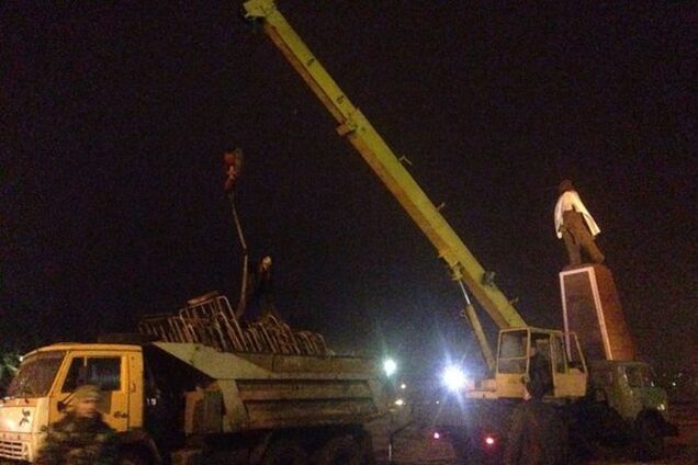 В Запорожье оградили памятник Ленину забором, опасаются сноса: опубликованы фото