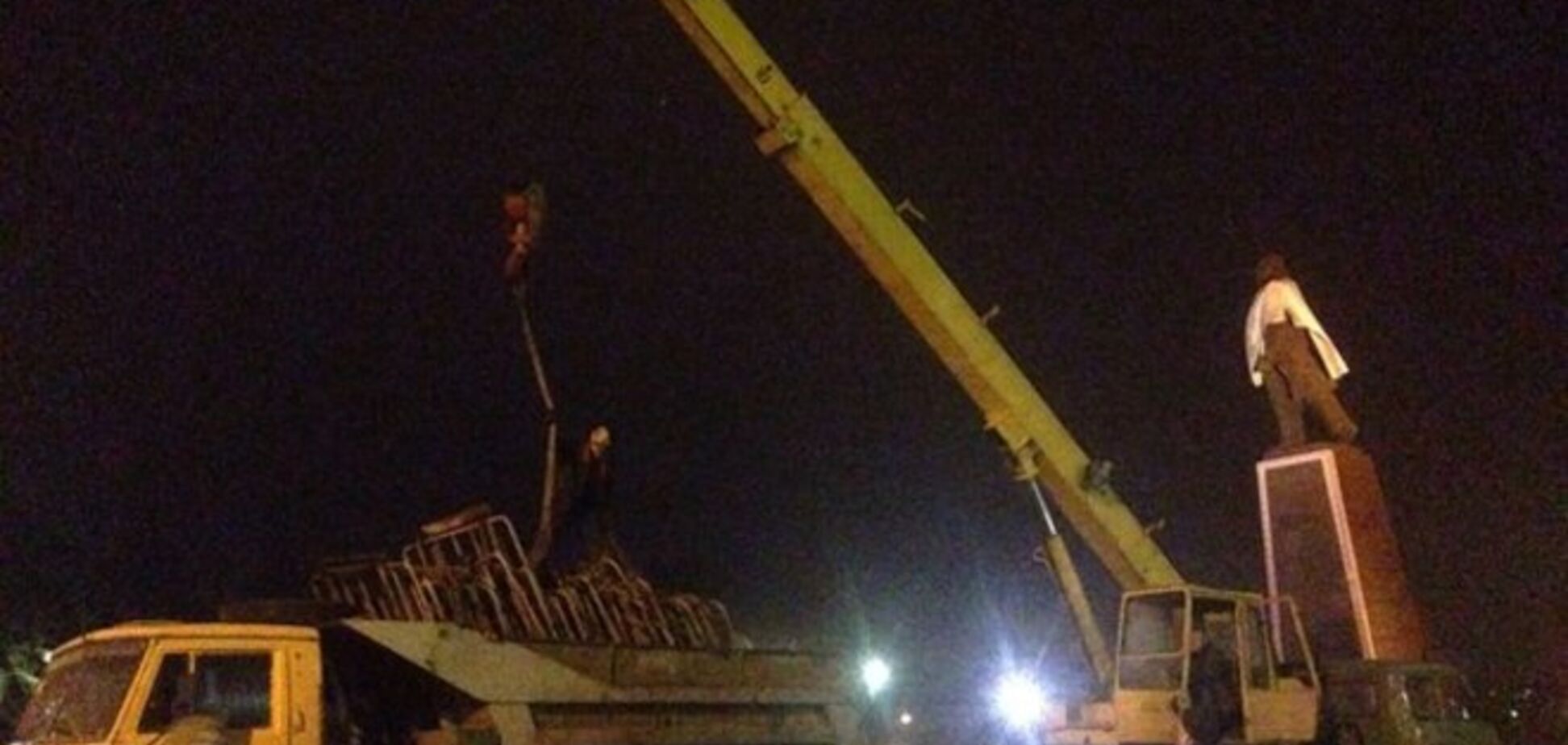 В Запорожье оградили памятник Ленину забором, опасаются сноса: опубликованы фото
