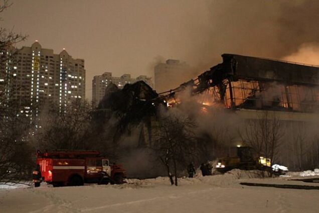 Пожар в уникальной научной библиотеке Москвы не могут потушить уже 13 часов: опубликованы фото и видео