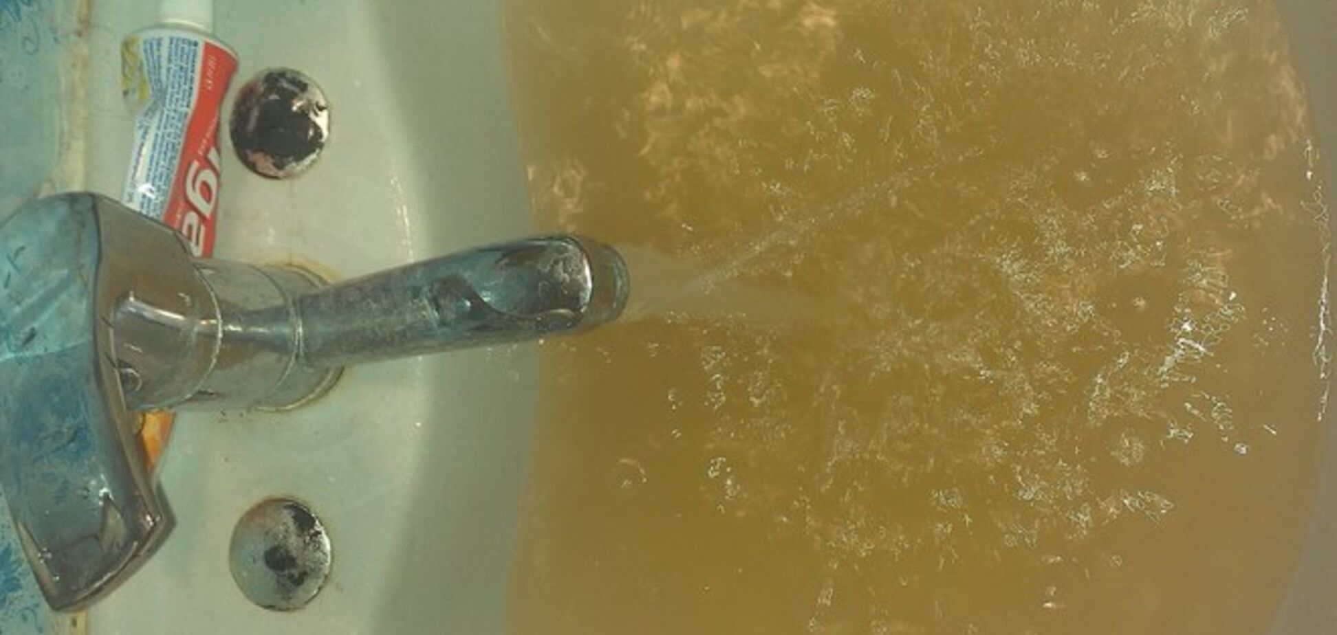 В Виннице из кранов потекла 'золотая вода': фотофакт
