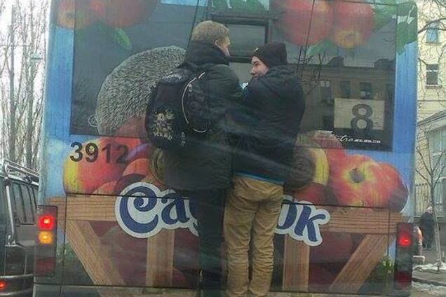 В Киеве на троллейбусе обнаружили 'зацеперов': фотофакт