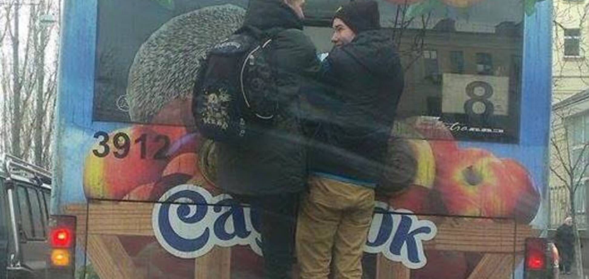 В Киеве на троллейбусе обнаружили 'зацеперов': фотофакт