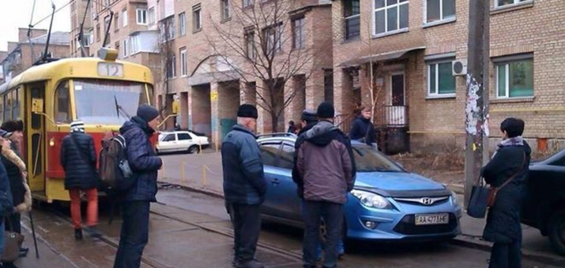Киевляне пристыдили в соцсети водителя, который парализовал движение трамваев на Подоле