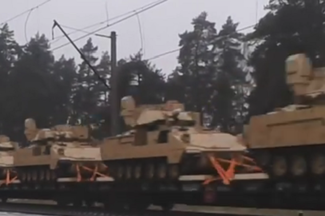 Журналисты доказали, что видео 'направляющихся в Украину' американских танков - фейк
