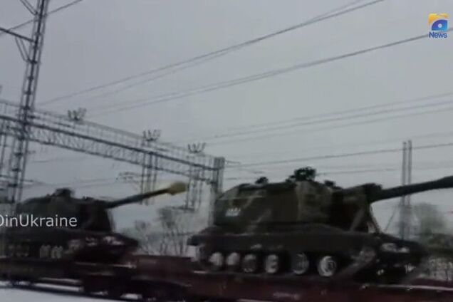 Россия по железной дороге перебрасывает бронетехнику к границе с Украиной: разоблачительное видео