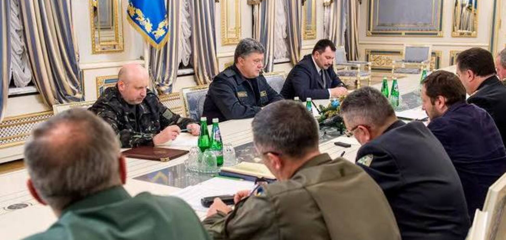 Порошенко собрал силовиков на совещание и призвал их к решительным действиям
