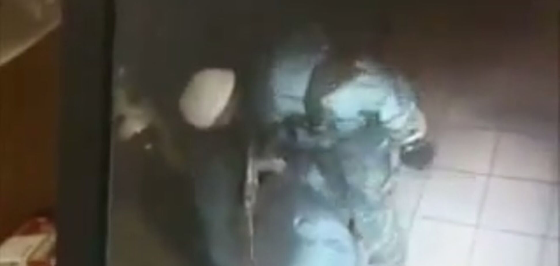 'Воевать не хотите, отдыхаете!': боевики избили посетителей ресторана на Новый год в Алчевске. Видеофакт