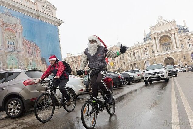 Смельчаки в Одессе провели Рождественский велопробег Дедов Морозов. Фотофакт