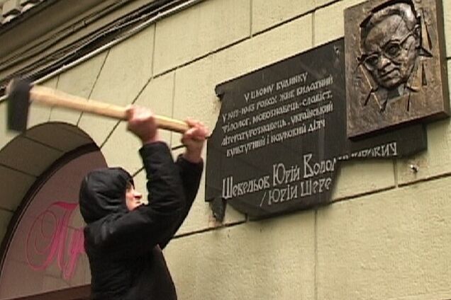 В Харькове суд отменил распоряжение Кернеса о демонтаже доски Шевелеву