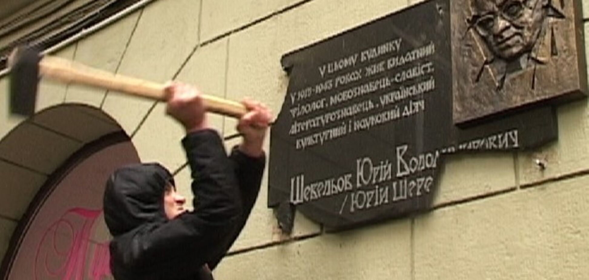В Харькове суд отменил распоряжение Кернеса о демонтаже доски Шевелеву