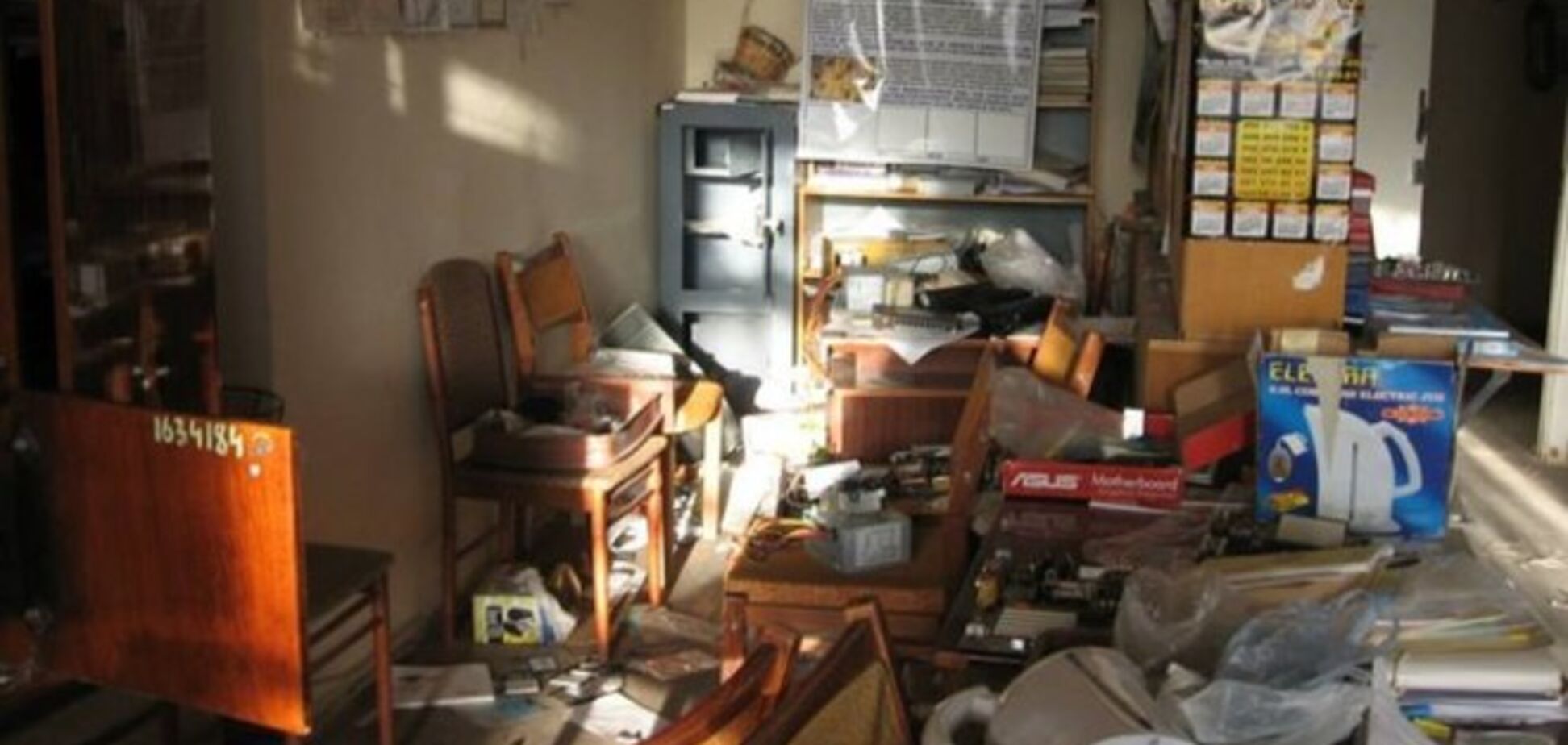 Террористы 'ЛНР' разрушили библиотеку в Луганске. Фотофакт