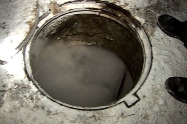 В Киеве спасают юношу, который провалился в открытый люк с кипятком