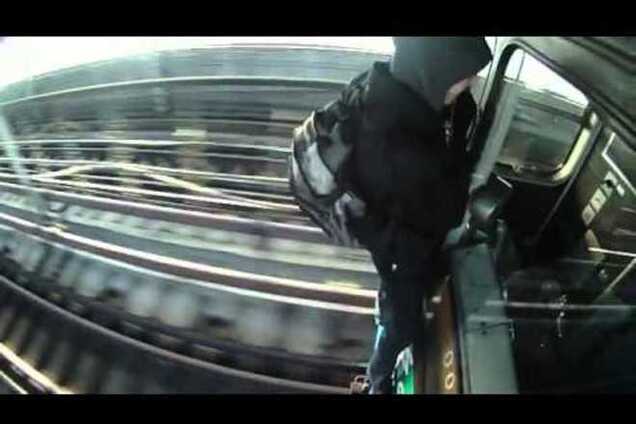 Подробиці НП у київському метро: 'зацеперу', що вижив, всього 14 років