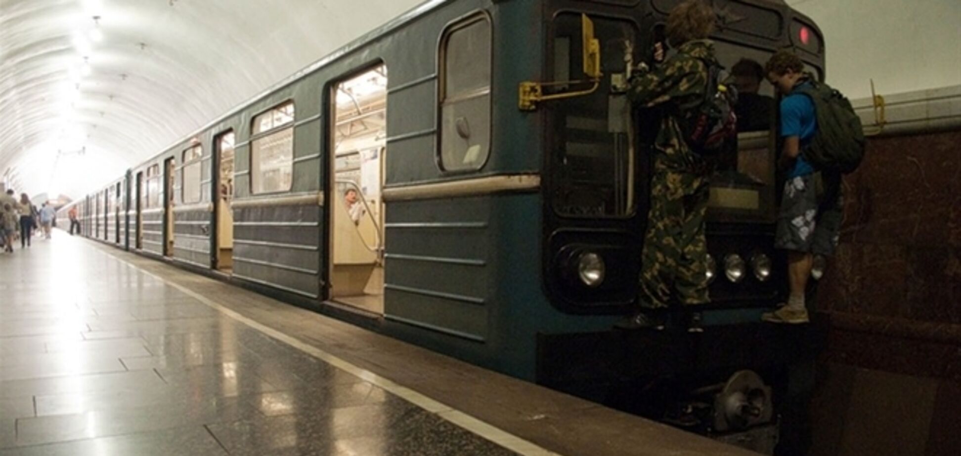 В киевском метро экстремал-'зацепер' упал на рельсы: над ним проехал состав метро