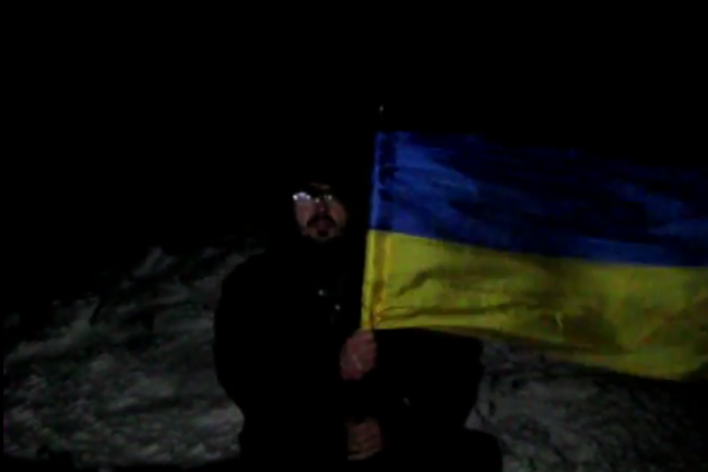 Росіянин за 18 хвилин до Нового року підняв український прапор на вершині найвищої гори Криму: відеофакт