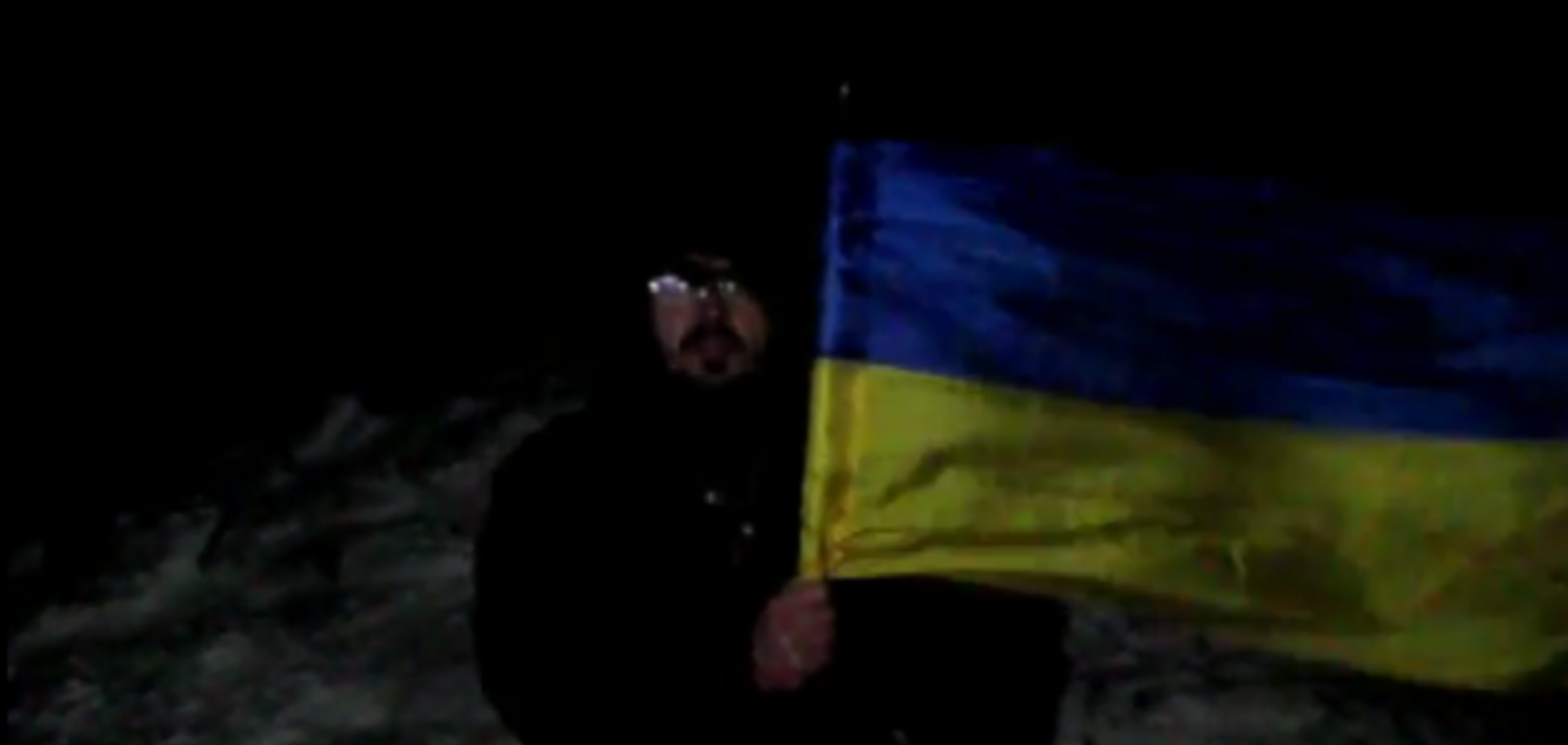Россиянин за 18 минут до Нового года поднял украинский флаг на вершине самой высокой горы Крыма: видеофакт