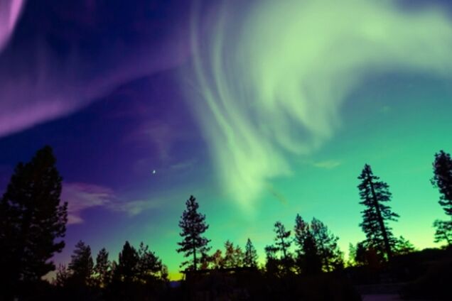 Мужчина простоял несколько часов на морозе, снимая Северное сияние