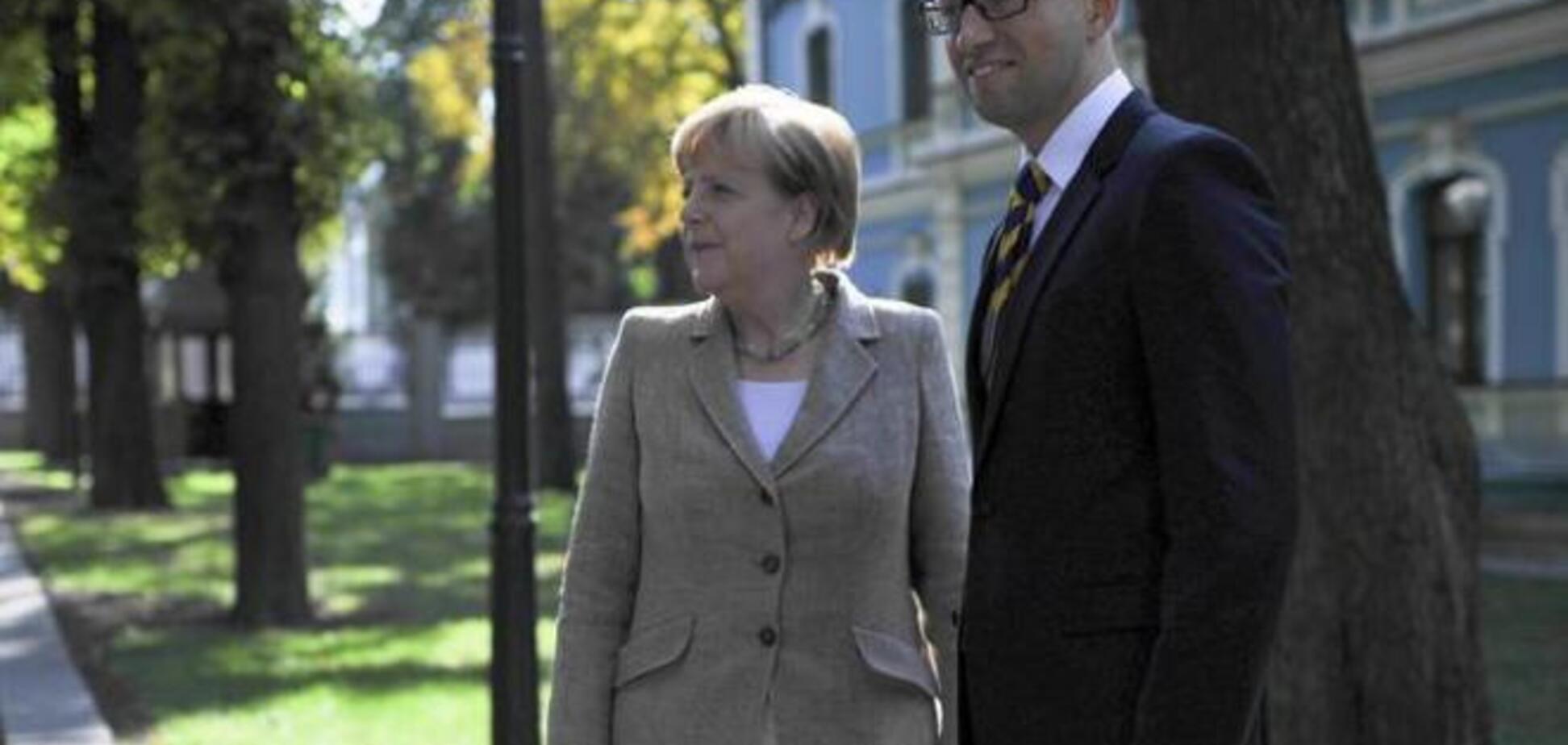 Яценюк обсудит с Меркель отношения с Россией