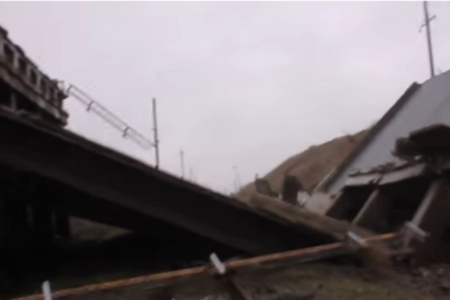 Боевики взорвали мост в Горловке: опубликовано видео
