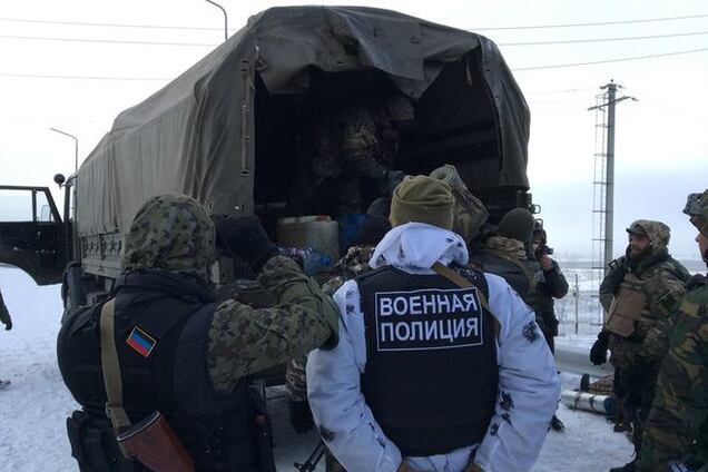 Прижаться к поребрику: появились фото, как боевики 'ДНР' досматривают защитников донецкого аэропорта