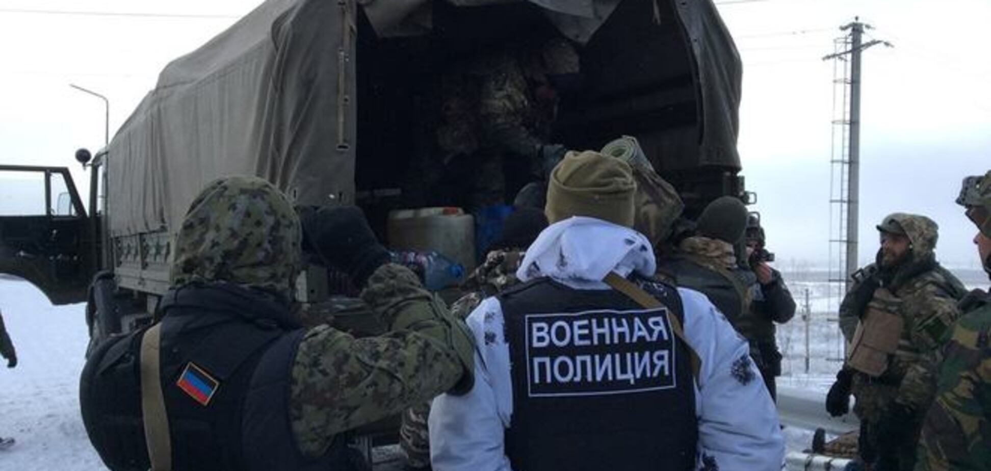 Прижаться к поребрику: появились фото, как боевики 'ДНР' досматривают защитников донецкого аэропорта