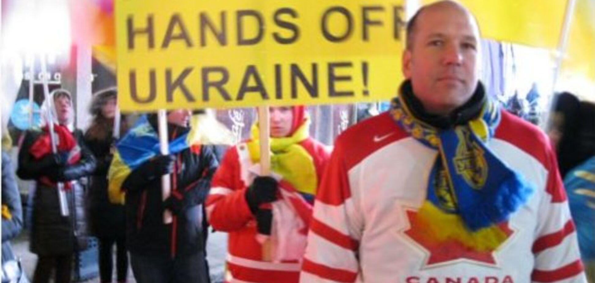 Перед финалом Канада - Россия прошел митинг: Путин, руки прочь от Украины