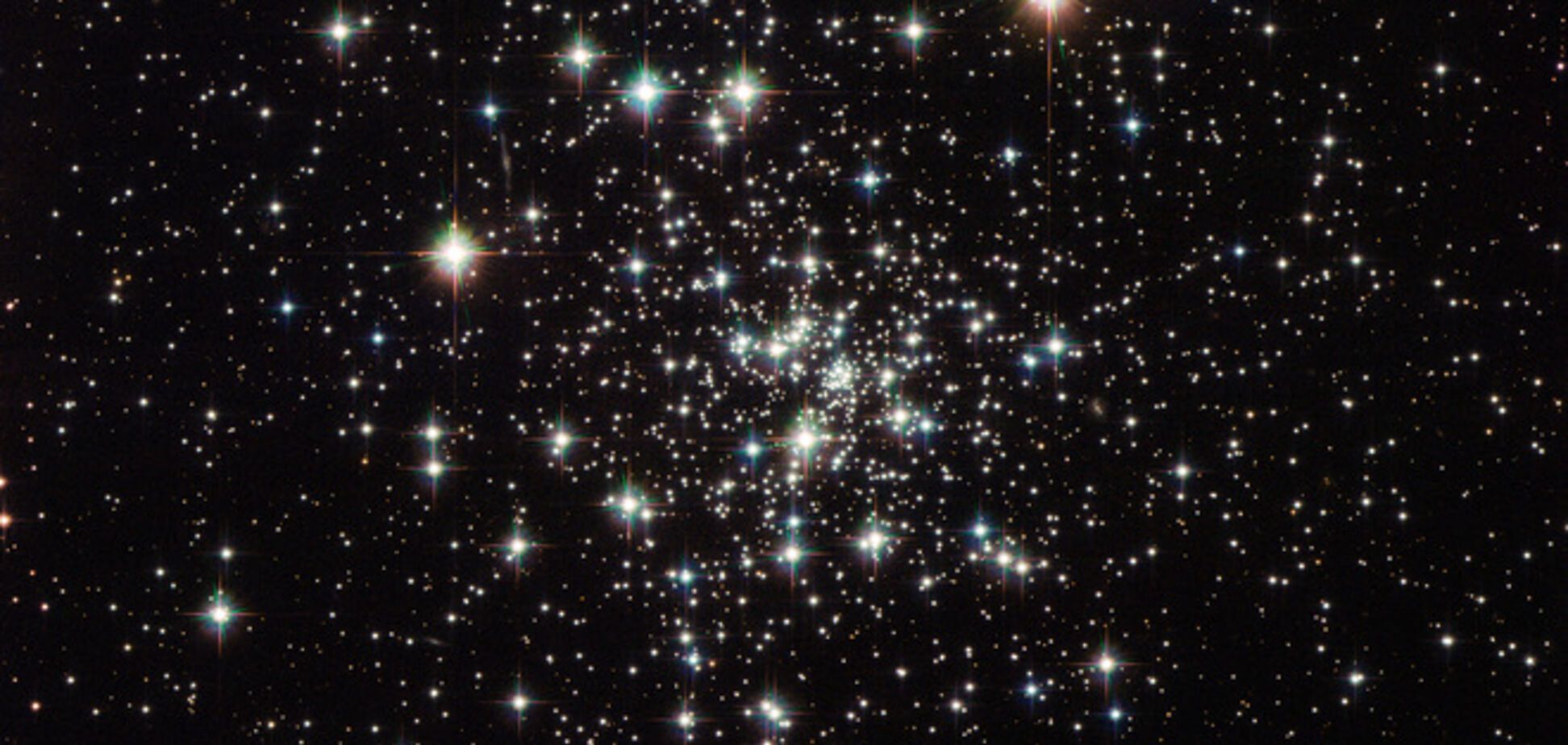 Hubble заснял древние 'звездные сферы' в созвездии Змеи