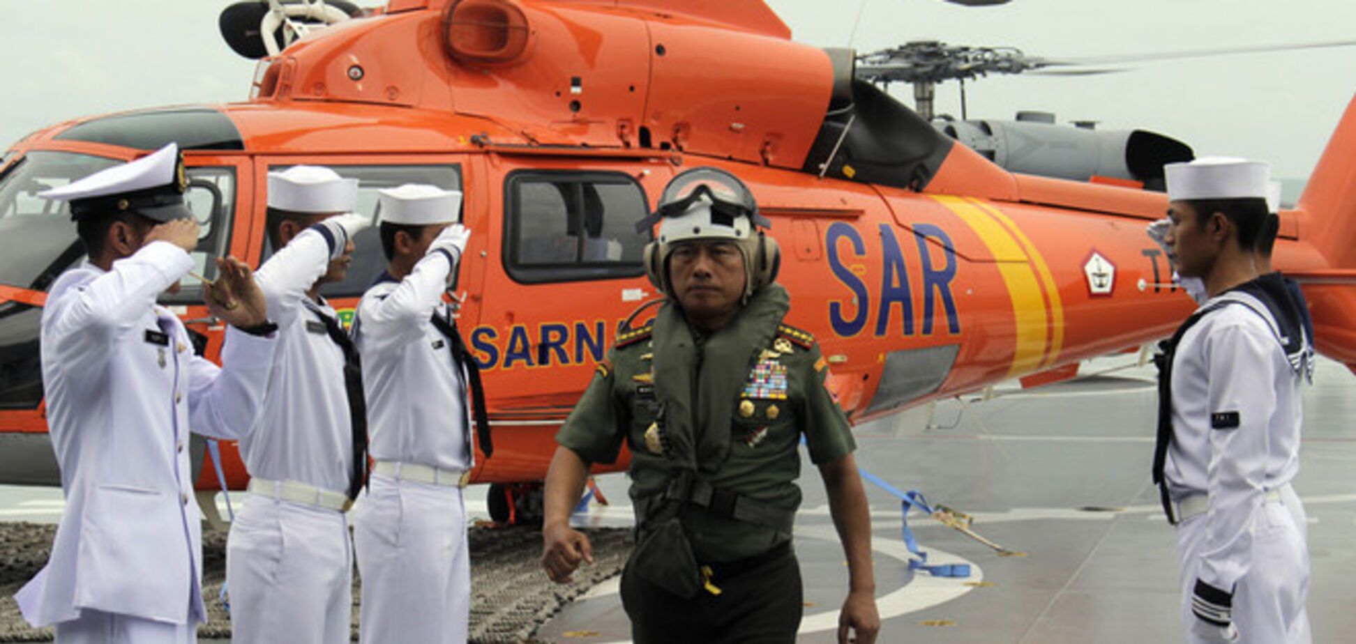 Спасатели обнаружили хвост лайнера AirAsia, где могут находиться 'черные ящики'