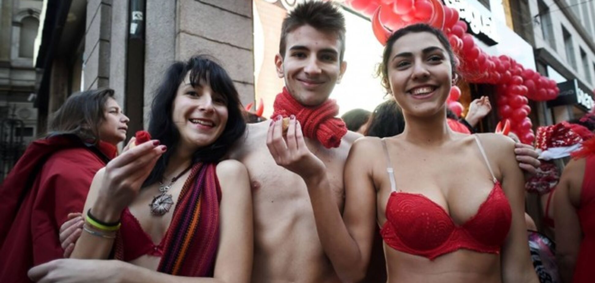 В Милане модный бутик штурмовали сотни посетителей в нижнем белье: фотофакт