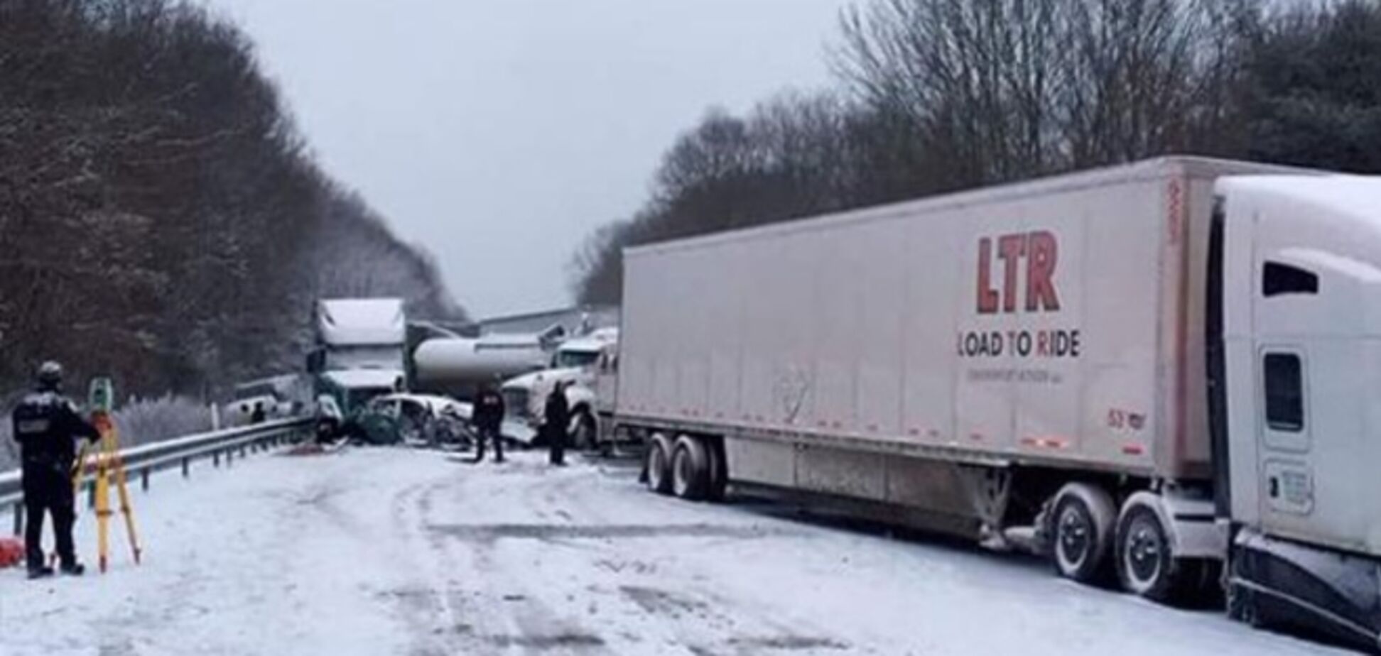 В США из-за бурана на трассе столкнулись 18 автомобилей, есть жертвы